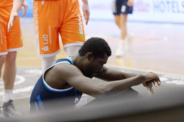 Christ KOUMADJE 21 Alba Berlin sits on the floor in frustration Rasta Vechta vs Alba Berlin, Basketball, easyCredit BBL Bundesliga, 30 04 2021, 31 Matchday, Season 2020 2021 Copyright xErikxHillmer EIBNERx EP ehr Rasta Vechta vs Alba Berlin, Basketball, easyCredit BBL Bundesliga, 30 04 2021, 31 Matchday, Season 2020 2021 Vechta Copyright: xErikxHillmer EIBNERx EP_ehr