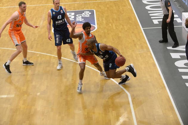 Edgar SOSA 12 Rasta Vechta , Peyton SIVA 3 Alba Berlin Rasta Vechta vs Alba Berlin, Basketball, easyCredit BBL Bundesliga, 30 04 2021, 31 Matchday, Season 2020 2021 Copyright xErikxHillmer EIBNERx EP ehr Rasta Vechta vs Alba Berlin, Basketball, easyCredit BBL Bundesliga, 30 04 2021, 31 Matchday, Season 2020 2021 Vechta Copyright: xErikxHillmer EIBNERx EP_ehr