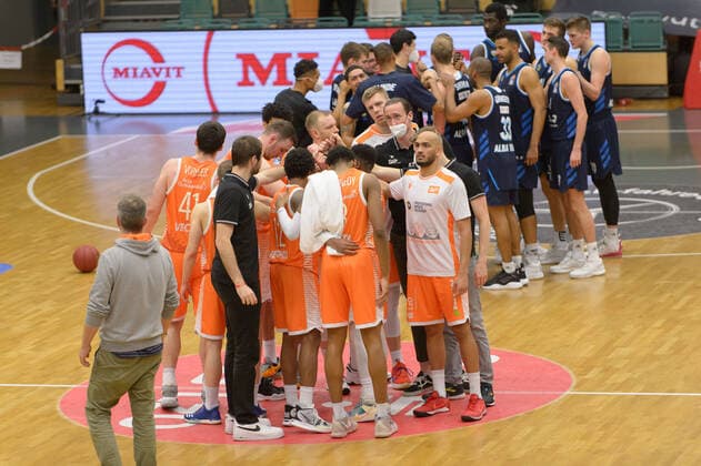 Team of Rasta Vechta at the huddle after the game Rasta Vechta vs Alba Berlin, Basketball, easyCredit BBL Bundesliga, 30 04 2021, 31 Matchday, Season 2020 2021 Copyright xErikxHillmer EIBNERx EP ehr Rasta Vechta vs Alba Berlin, Basketball, easyCredit BBL Bundesliga, 30 04 2021, 31 Matchday, Season 2020 2021 Vechta Copyright: xErikxHillmer EIBNERx EP_ehr