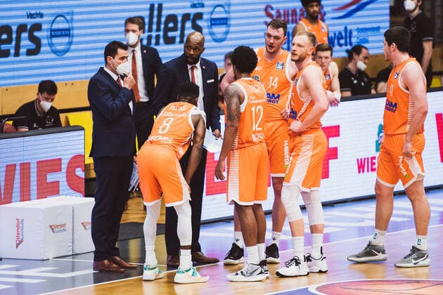 easyCredit BBL 31 Matchday RASTA Vechta vs ALBA BERLIN, 30 04 2021 Mauricio Parra RASTA Vechta, Assistant Coach , Joshua Adam Young RASTA Vechta, 8 , Derrick Allen RASTA Vechta, Head Coach , Edgar Sosa RASTA Vechta, 12 , Philipp Herkenhoff RASTA Vechta, 14 , Robin Manuel Christen RASTA Vechta, 33 easyCredit BBL 31 Matchday RASTA Vechta vs ALBA BERLIN on 30 04 2021 in Vechta RASTA Dome , Germany, Copyright: xBEAUTIFULxSPORTS Neddermannx