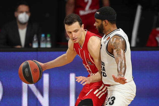 Zan Sisko Muenchen in a duel with Malcolm Delaney Milan GER, FC Bayern Basketball Armani Olimpia Milan, Basketball, EuroLeague Quarterfinals Game 4, Season 2020 2021, 30 04 2021, GER, FC Bayern Basketball Armani Olimpia Milan, Basketball, EuroLeague Quarterfinals Game 4, Season 2020 2021, 30 04 2021, Muenchen Copyright: xEIBNER MarcelxEngelbrechtx EP_EER