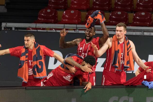 Basketball, Euroleague, day0 04 2021, FC Bayern Munich Armani Olimpia Milan In the picture Diego FLACCADORI FC Bayern Munich, 12 , Dennis Jerome SEELEY FC Bayern Munich, 4 , JaJuan JOHNSON FC Bayern Munich, 25 and Leon RADOSEVIC FC Bayern Munich, 43 cheer three-pointers by Paul ZIPSER FC Bayern Munich, 16 not m picture Munich Audi Dome Bayern Germany. Copyright: Passion2Press.dex xMarkusxFischerx
