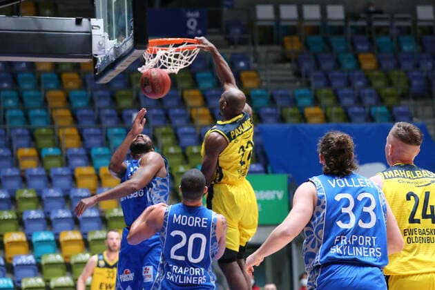 Paulding Rickey, EWE Baskets Oldenburg, 23 ,Voeller Marco, Fraport Skyliners, 33 ,Robertson Quantez, Fraport Skyliners, 23 ,Moore Rasheed, Fraport Skyliners, 20 , , GER, Basketball,Fraport Skyliners EWE Baskets Oldenburg, 02 05 2021, Frankfurt Copyright: xEibner-Pressefoto UlrichxScherbaumx EP_usm
