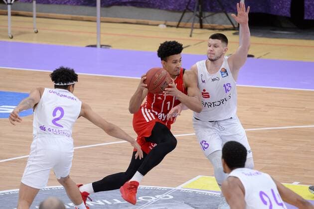 Jason George FC Bayern Muenchen on the ball , Rihards Lomazs BG Goettingen R , Nelson Weidemann BG Goettingen L , Basketball, Bundesliga, BBL, BG Goettingen FC Bayern Muenchen, 02 05 2021, BG Goettingen FC Bayern Muenchen, Basketball, Bundesliga, GER, BBL, 02 05 2021 Goettingen Copyright: xEibner-Pressefotox-xRolandxSippelx