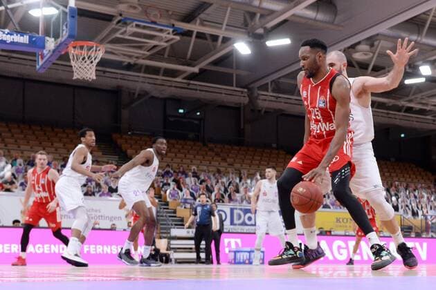 JaJuan Johnson FC Bayern Muenchen in front, on the ball , Akeem Vargas BG Goettingen R , Basketball, Bundesliga, BBL, BG Goettingen FC Bayern Muenchen, 02 05 2021, BG Goettingen FC Bayern Muenchen, Basketball, Bundesliga, GER, BBL, 02 05 2021 Goettingen Copyright: xEibner-Pressefotox-xRolandxSippelx