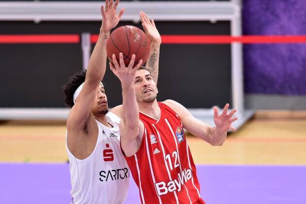 Diego Flaccadori FC Bayern Muenchen on the ball , Nelson Weidemann BG Goettingen L , Basketball, Bundesliga, BBL, BG Goettingen FC Bayern Muenchen, 02 05 2021, BG Goettingen FC Bayern Muenchen, Basketball, Bundesliga, GER, BBL, 02 05 2021 Goettingen Copyright: xEibner-Pressefotox-xRolandxSippelx