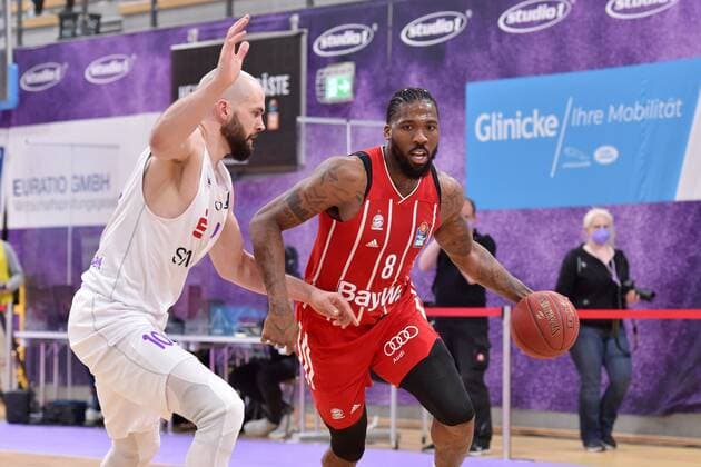 Jalen Reynolds FC Bayern Muenchen on the ball , Dennis Kramer BG Goettingen L , Basketball, Bundesliga, BBL, BG Goettingen FC Bayern Muenchen, 02 05 2021, BG Goettingen FC Bayern Muenchen, Basketball, Bundesliga, GER, BBL, 02 05 2021 Goettingen Copyright: xEibner-Pressefotox-xRolandxSippelx