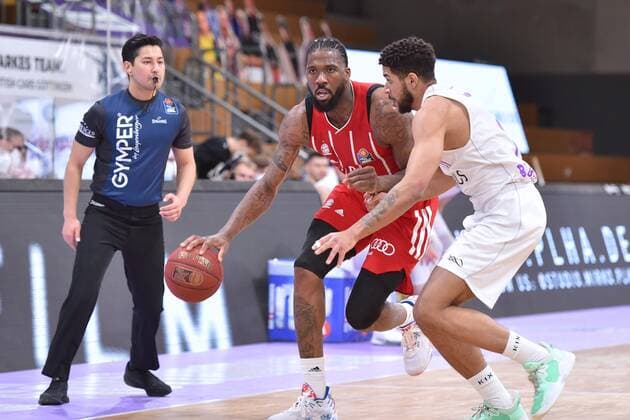 Jalen Reynolds FC Bayern Muenchen on the ball , Marvin Omuvwie BG Goettingen R , Basketball, Bundesliga, BBL, BG Goettingen FC Bayern Muenchen, 02 05 2021, BG Goettingen FC Bayern Muenchen, Basketball, Bundesliga, GER, BBL, 02 05 2021 Goettingen Copyright: xEibner-Pressefotox-xRolandxSippelx