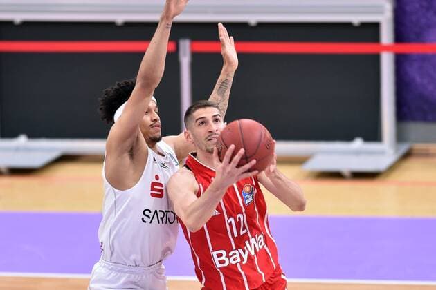 Diego Flaccadori FC Bayern Muenchen on the ball , Nelson Weidemann BG Goettingen L , Basketball, Bundesliga, BBL, BG Goettingen FC Bayern Muenchen, 02 05 2021, BG Goettingen FC Bayern Muenchen, Basketball, Bundesliga, GER, BBL, 02 05 2021 Goettingen Copyright: xEibner-Pressefotox-xRolandxSippelx