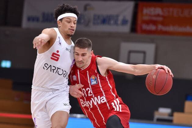 Diego Flaccadori FC Bayern Muenchen on the ball , Nelson Weidemann BG Goettingen , Basketball, Bundesliga, BBL, BG Goettingen FC Bayern Muenchen, 02 05 2021, BG Goettingen FC Bayern Muenchen, Basketball, Bundesliga, GER, BBL, 02 05 2021 Goettingen Copyright: xEibner-Pressefotox-xRolandxSippelx