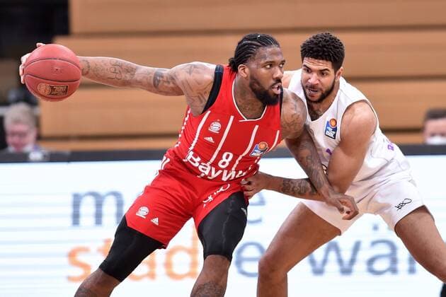 Jalen Reynolds FC Bayern Muenchen on the ball , Marvin Omuvwie BG Goettingen R , Basketball, Bundesliga, BBL, BG Goettingen FC Bayern Muenchen, 02 05 2021, BG Goettingen FC Bayern Muenchen, Basketball, Bundesliga, GER, BBL, 02 05 2021 Goettingen Copyright: xEibner-Pressefotox-xRolandxSippelx