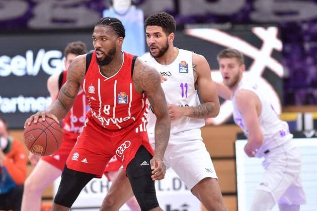 Jalen Reynolds FC Bayern Muenchen on the ball , Marvin Omuvwie BG Goettingen R , Basketball, Bundesliga, BBL, BG Goettingen FC Bayern Muenchen, 02 05 2021, BG Goettingen FC Bayern Muenchen, Basketball, Bundesliga, GER, BBL, 02 05 2021 Goettingen Copyright: xEibner-Pressefotox-xRolandxSippelx