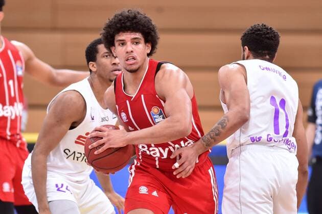 Sasha Grant FC Bayern Muenchen on the ball , Aubrey Dawkins BG Goettingen L, back , Marvin Omuvwie BG Goettingen , Basketball, Bundesliga, BBL, BG Goettingen FC Bayern Muenchen, 02 05 2021, BG Goettingen FC Bayern Muenchen, Basketball, Bundesliga, GER, BBL, 02 05 2021 Goettingen Copyright: xEibner-Pressefotox-xRolandxSippelx