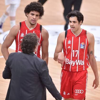 Sasha Grant FC Bayern Muenchen and Erol Ersek FC Bayern Muenchen Andrea Trinchieri coach, head coach FC Bayern Muenchen front , Basketball, Bundesliga, BBL, BG Goettingen FC Bayern Muenchen, 02 05 2021, BG Goettingen FC Bayern Muenchen, Basketball, Bundesliga, GER, BBL, 02 05 2021 Goettingen Copyright: xEibner-Pressefotox-xRolandxSippelx