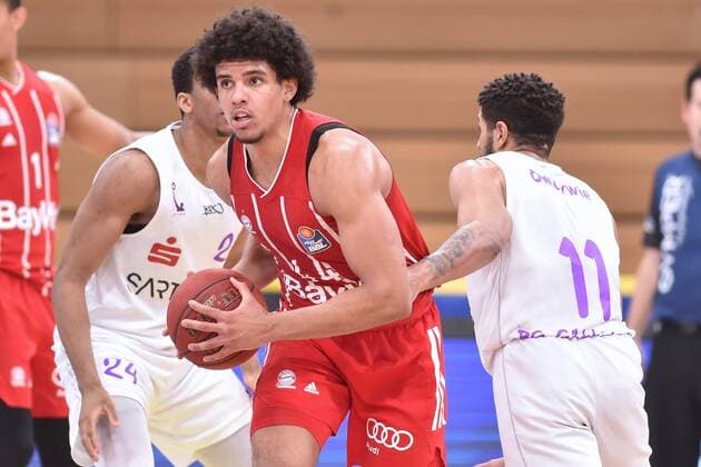 Sasha Grant FC Bayern Muenchen on the ball , Aubrey Dawkins BG Goettingen back , Marvin Omuvwie BG Goettingen R , Basketball, Bundesliga, BBL, BG Goettingen FC Bayern Muenchen, 02 05 2021, BG Goettingen FC Bayern Muenchen, Basketball, Bundesliga, GER, BBL, 02 05 2021 Goettingen Copyright: xEibner-Pressefotox-xRolandxSippelx