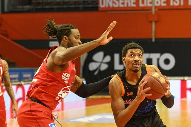 Chad Brown, Kennedy Sha Markus 32 Spieltag, Basketball Bundesliga, Basketball season 2020 2021, Germany, easyCredit BBL, Germany, Giessen 46ers, giessen red, men, Jobstairs GIESSEN 46ers Rasta Vechta, men, Vechta in black
