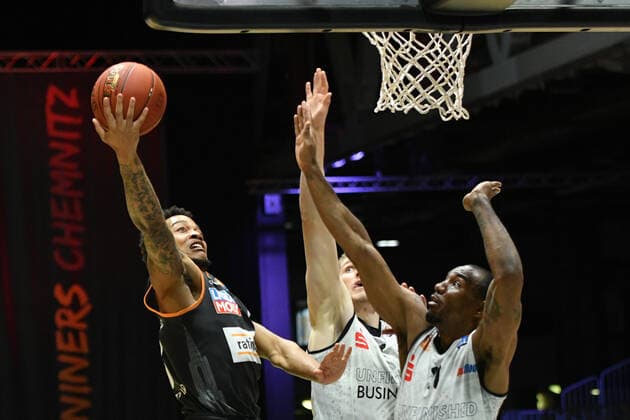 Troy Caupain Ratiopharm Ulm left , Jonas Richter Niners Chemnitz center and Isiaha Mike Niners Chemnitz right , Niners Chemnitz vs Ratiopharm Ulm, 02 05 2021, easycredit Basketball Bundesliga, GER, season 2020 21 Niners Chemnitz vs Ratiopharm Ulm, 02 05 2021, easycredit Basketball Bundesliga, GER, season 2020 21 Chemnitz Copyright: xBertxHarzer xEibner-xPressefotox