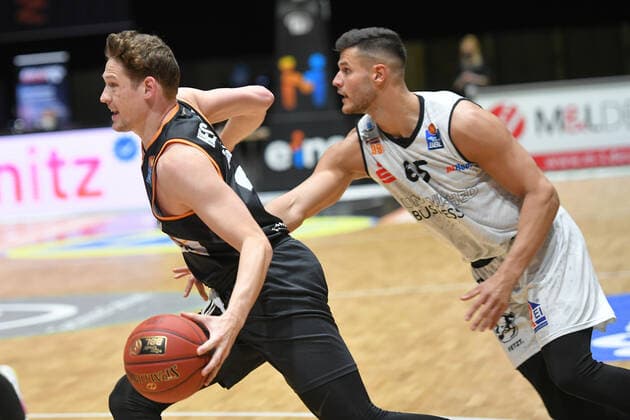 Patrick Heckmann Ratiopharm Ulm left and Filip Stanic Niners Chemnitz right, , Niners Chemnitz vs Ratiopharm Ulm, 02 05 2021, easycredit Basketball Bundesliga, GER, Season 2020 21 Niners Chemnitz vs Ratiopharm Ulm, 02 05 2021, easycredit Basketball Bundesliga, GER, Season 2020 21 Chemnitz Copyright: xBertxHarzer xEibner-xPressefotox
