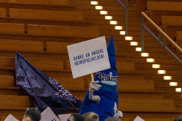 Hakro Merlins mascot HAKRO Merlins Crailsheim vs Hamburg Towers, Basketball, Bundesliga, easy credit BBL, Matchday 32, Season 2020 2021, 02 05 2021, ¨¨ HAKRO Merlins Crailsheim vs Hamburg Towers, Basketball, Bundesliga, easy credit BBL, Matchday 32, Season 2020 2021, 02 05 2021 Ilshofen. Copyright: xNinaxSander xEibnerxPressefotoxIx EP_NSR