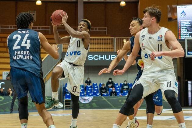 T J Shorts Hamburg Towers, 0 Maik Kotsar Hamburg Towers, 11 Jeremy Jones Hakro Merlins Crailsheim, 24 HAKRO Merlins Crailsheim vs Hamburg Towers, Basketball, Bundesliga, easy credit BBL, Matchday 32, Season 2020 2021, 02 05 2021, ¨¨ HAKRO Merlins Crailsheim vs Hamburg Towers, Basketball, Bundesliga, easy credit BBL, Matchday 32, Season 2020 2021, 02 05 2021 Ilshofen. Copyright: xNinaxSander xEibnerxPressefotoxIx EP_NSR