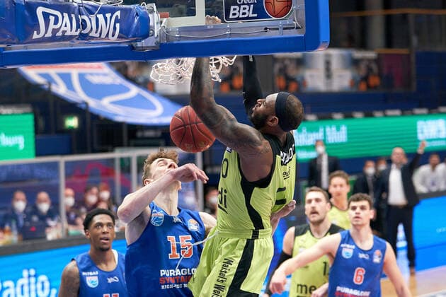 Syntainics MBC Medi Bayreuth, Basketball, Bundesliga, Men, 2020 2021, 32 Matchday, 02 05 2021, v l Philipp Hartwich MBC, 12 , Derek Pardon Bayreuth, 0 Syntainics MBC Medi Bayreuth, Basketball, Bundesliga, Men, 2020 2021, 32 Matchday, 02 05 2021, Weissenfels Copyright: xEckehardxSchulz Eibner-Pressefotx ep_esz