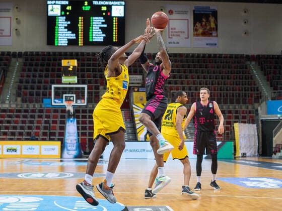 Jaleen Smith MHP Riesen Ludwigsburg, 03 , Alex Hamilton Telekom Baskets Bonn, 00 MHP Riesen Ludwigsburg vs Telekom Baskets Bonn, Basketball, Bundesliga, easycredit BBL, 32 Spieltag, Spielzeit 2020 2021, 02 05 2021, MHP Riesen Ludwigsburg vs Telekom Baskets Bonn, Basketball, Bundesliga, easycredit BBL, 32 Spieltag, Spielzeit 2020 2021, 02 05 2021 Ludwigsburg Copyright: xEibner-Pressefoto SaschaxWaltherx EP_SWA