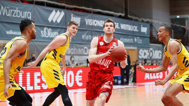 02 05 2021, Basketball, BBL 2020 2021, 32 Matchday, s Oliver Wuerzburg ALBA BERLIN, GER, Wuerzburg, s Oliver Arena, Picture from left Johannes Thiemann ALBA BERLIN , Ben Lammers ALBA BERLIN , Florian Koch s Oliver Wuerzburg und Louis Olinde ALBA BERLIN Copyright: HMBxMedia xHeikoxBecker