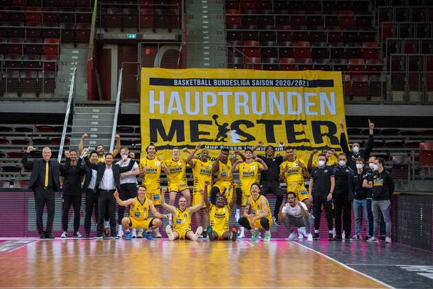 Team photo, main round champion MHP Riesen, MHP Riesen Ludwigsburg vs Telekom Baskets Bonn, basketball, Bundesliga, easycredit BBL, 32 Spieltag, Spielzeit 2020 2021, 02 05 2021, MHP Riesen Ludwigsburg vs Telekom Baskets Bonn, basketball, Bundesliga, easycredit BBL, 32 Spieltag, Spielzeit 2020 2021, 02 05 2021 Ludwigsburg Copyright: xEibner-Pressefoto SaschaxWaltherx EP_SWA