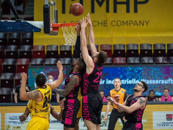 Alex Hamilton Telekom Baskets Bonn, 00 , Andrew Warren MHP Riesen Ludwigsburg, 24 , Tremmell Darden MHP Riesen Ludwigsburg 21 , Leon Kratzer Telekom Baskets Bonn, 21 , Isaiah Philmore Telekom Baskets Bonn, 31 , MHP Riesen Ludwigsburg vs Telekom Baskets Bonn, Basketball, Bundesliga, easycredit BBL, 32 Spieltag, Spielzeit 2020 2021, 02 05 2021, MHP Riesen Ludwigsburg vs Telekom Baskets Bonn, Basketball, Bundesliga, easycredit BBL, 32 Spieltag, Spielzeit 2020 2021, 02 05 2021 Ludwigsburg Copyright: xEibner-Pressefoto SaschaxWaltherx EP_SWA