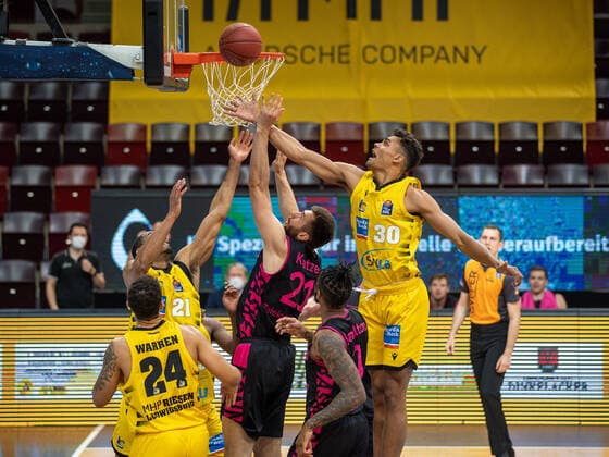 Tremmell Darden MHP Riesen Ludwigsburg 21 , Andrew Warren MHP Riesen Ludwigsburg, 24 , Leon Kratzer Telekom Baskets Bonn, 21 , Oscar DA Silva MHP Riesen Ludwigsburg, 30 , MHP Riesen Ludwigsburg vs Telekom Baskets Bonn, Basketball, Bundesliga, easycredit BBL, 32 Spieltag, Spielzeit 2020 2021, 02 05 2021, MHP Riesen Ludwigsburg vs Telekom Baskets Bonn, Basketball, Bundesliga, easycredit BBL, 32 Spieltag, Spielzeit 2020 2021, 02 05 2021 Ludwigsburg Copyright: xEibner-Pressefoto SaschaxWaltherx EP_SWA