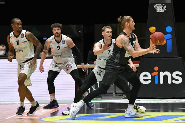 Dylan Osetkowski Ratiopharm Ulm on the ball, Jonas Richter Niners Chemnitz next to him, Niners Chemnitz vs Ratiopharm Ulm, 02 05 2021, easycredit Basketball Bundesliga, GER, season 2020 21 Niners Chemnitz vs Ratiopharm Ulm, 02 05 2021, easycredit Basketball Bundesliga, GER, season 2020 21 Chemnitz Copyright: xBertxHarzer xEibner-xPressefotox