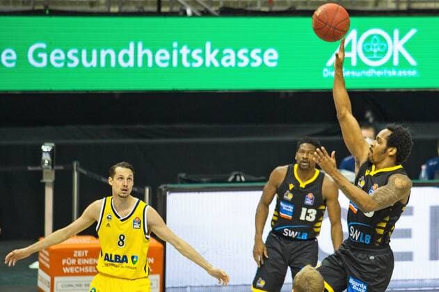 v l Marcus Eriksson Alba 8, Yorman Polas Bartolo Ludwigsburg 13, l , 04 05 2021, BBL, Alba Berlin vs MHP RIESEN Ludwigsburg, at Mercedes Benz Arena, GER, Berlin, 04 05 2021, BBL, Alba vs MHP RIESEN Ludwigsburg Berlin Copyright: xUwexKoch Eibner-Pressefotox EP_UKH