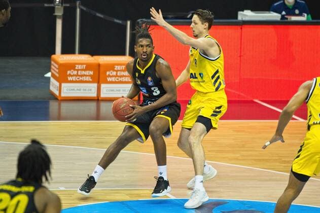 v l Jaleen Smith Ludwigsburg 3, Marcus Eriksson Alba 8, 04 05 2021, BBL, Alba Berlin vs MHP RIESEN Ludwigsburg, at Mercedes Benz Arena, GER, Berlin, 04 05 2021, BBL, Alba vs MHP RIESEN Ludwigsburg Berlin Copyright: xUwexKoch Eibner-Pressefotox EP_UKH