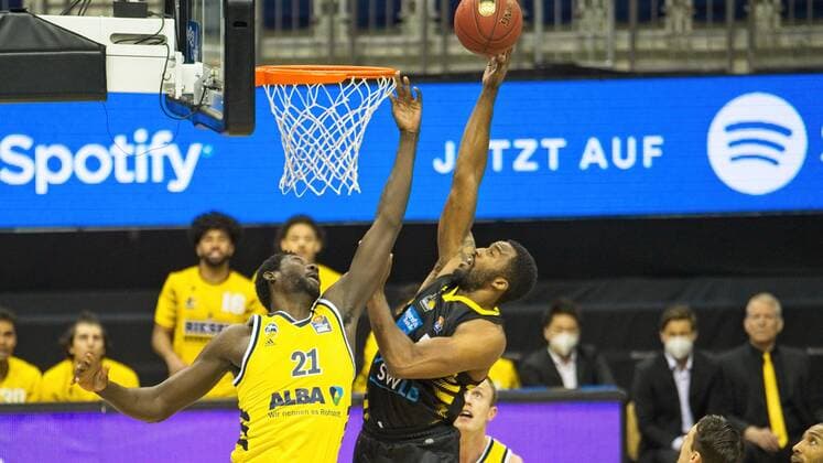 f l Christ Koumadje Alba 21, Jamel McLean Ludwigsburg 7, 04 05 2021, BBL, Alba Berlin vs MHP RIESEN Ludwigsburg, at Mercedes Benz Arena, GER, Berlin, 04 05 2021, BBL, Alba vs MHP RIESEN Ludwigsburg Berlin Copyright: xUwexKoch Eibner-Pressefotox EP_UKH