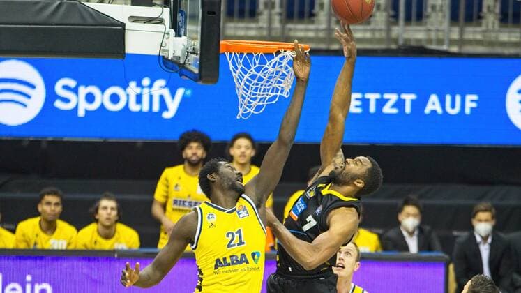 f l Christ Koumadje Alba 21, Jamel McLean Ludwigsburg 7, 04 05 2021, BBL, Alba Berlin vs MHP RIESEN Ludwigsburg, at Mercedes Benz Arena, GER, Berlin, 04 05 2021, BBL, Alba vs MHP RIESEN Ludwigsburg Berlin Copyright: xUwexKoch Eibner-Pressefotox EP_UKH