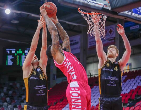 Benedikt Turudic Basketball Loewen Braunschweig 44 , James Thompson IV Telekom Baskets Bonn, 03 and Luc van Slooten Basketball Loewen Braunschweig 04 fight for the rebound Telekom Baskets Bonn vs Basketball Loewen Braunschweig, Men, Basketball, Bundesliga, 33 Matchday, 2020 2021, 04 05 2021 Telekom Baskets Bonn vs Basketball Loewen Braunschweig, Men, Basketball, Bundesliga, 33 Matchday, 2020 2021, 04 05 2021 Bonn Copyright: xJulianxMeusel Eibner-Pressefotox EP_JML