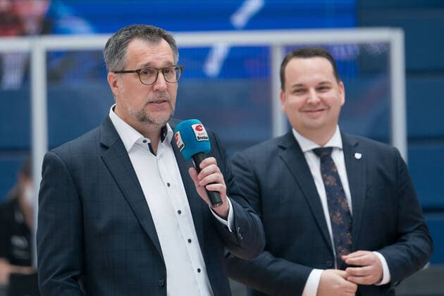Syntainics MBC EWE Baskets Oldenburg, Basketball, Bundesliga, Men, 2020 2021, 34 Matchday, 09 05 2021, v l Headcoach Silvano Poropat MBC during his farewell by MBC Manager Martin Geissler Syntainics MBC EWE Baskets Oldenburg, Basketball, Bundesliga, Men, 2020 2021, 34 Matchday, 09 05 2021, Weissenfels Copyright: xSchulz Eibner-Pressefotox ep_esz