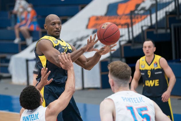 Syntainics MBC EWE Baskets Oldenburg, Basketball, Bundesliga, Men, 2020 2021, 34 Spieltag, 09 05 2021, v l Quinton Hooker MBC, 21 , Rickey Paulding Oldenburg,23 , Philipp Hartwich MBC, 12 , Karsten Tadda Oldenburg, 9 Syntainics MBC EWE Baskets Oldenburg, Basketball, Bundesliga, Men, 2020 2021, 34 Spieltag, 09 05 2021, Weissenfels Copyright: xSchulz Eibner-Pressefotox ep_esz