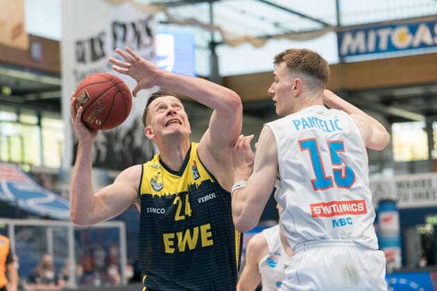 Syntainics MBC EWE Baskets Oldenburg, Basketball, Bundesliga, Men, 2020 2021, 34 Matchday, 09 05 2021, v l Rasid Mahalbasic Oldenburg, 24 , Philipp Hartwich MBC, 12 Syntainics MBC EWE Baskets Oldenburg, Basketball, Bundesliga, Men, 2020 2021, 34 Matchday, 09 05 2021, Weissenfels Copyright: xSchulz Eibner-Pressefotox ep_esz