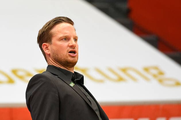 Rolf Scholz, Coach Giessen 34. Spieltag, Basketball Bundesliga, Basketball Saison 2020 2021, Deutschland, easyCredit BBL, Germany, Giessen 46ers, giessen rot, Herren, Jobstairs GIESSEN 46ers - Basketball Löwen Braunschweig, Männer, Braunschweig in weiß