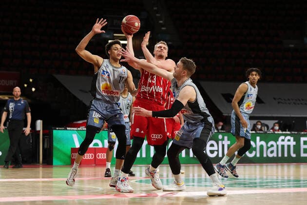 Leon Radosevic Munich in duel with Fabian Bleck Crailsheim GER, FC Bayern Basketball vs Hakro Merlins Crailsheim, Basketball, 1 Bundesliga, Playoffs 2020 2021, Quarterfinals Game 1, 19 05 2021, GER, FC Bayern Basketball vs Hakro Merlins Crailsheim, Basketball, 1 Bundesliga, Playoffs 2020 2021, Quarterfinals Game 1, 19 05 2021, Munich Copyright: xEIBNER MarcelxEngelbrechtx EP_EER