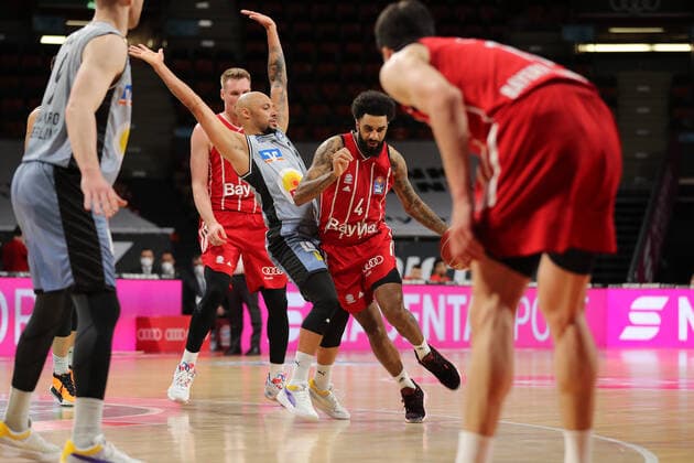 Duel between Maurice Stuckey Crailsheim and Dennis Seeley Muenchen GER, FC Bayern Basketball vs Hakro Merlins Crailsheim, Basketball, 1 Bundesliga, Playoffs 2020 2021, Quarterfinals Game 1, 19 05 2021, GER, FC Bayern Basketball vs Hakro Merlins Crailsheim, Basketball, 1 Bundesliga, Playoffs 2020 2021, Quarterfinals Game 1, 19 05 2021, Muenchen Copyright: xEIBNER MarcelxEngelbrechtx EP_EER