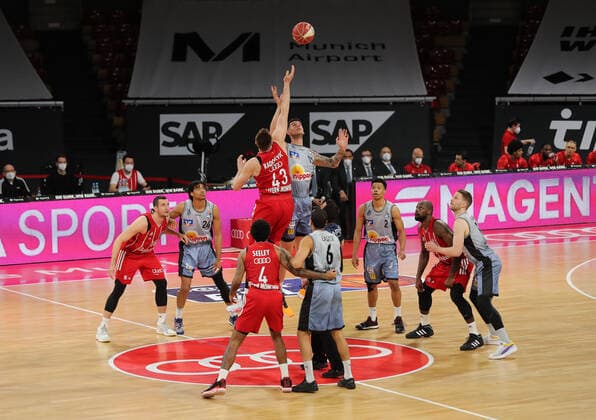 Tip Off of the match GER, FC Bayern Basketball vs Hakro Merlins Crailsheim, Basketball, 1 Bundesliga, Playoffs 2020 2021, Quarterfinals Game 2, 21 05 2021, GER, FC Bayern Basketball vs Hakro Merlins Crailsheim, Basketball, 1 Bundesliga, Playoffs 2020 2021, Quarterfinals Game 2, 21 05 2021, Muenchen Copyright: xEIBNER MarcelxEngelbrechtx EP_EER