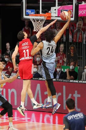 Vladimir Lucic Muenchen tries to block Jeremy Jones Crailsheim GER, FC Bayern Basketball vs Hakro Merlins Crailsheim, Basketball, 1 Bundesliga, Playoffs 2020 2021, Quarterfinals Game 2, 21 05 2021, GER, FC Bayern Basketball vs Hakro Merlins Crailsheim, Basketball, 1 Bundesliga, Playoffs 2020 2021, Quarterfinals Game 2, 21 05 2021, Muenchen Copyright: xEIBNER MarcelxEngelbrechtx EP_EER