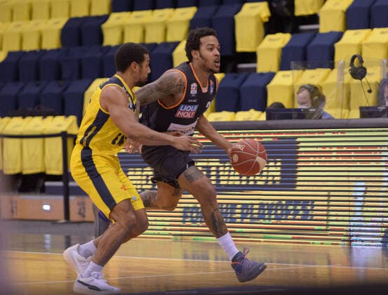 Troy CAUPAIN 23 ratiopharm ulm dribbling against Phil PRESSEY 25 EWE Baskets Oldenburg during the game EWE Baskets Oldenburg vs ratiopharm Ulm, Basketball, Bundesliga, 22 05 2021, Season 2020 2021, Playoffs, Quarterfinals, 2 matchday Copyright xErikxHillmer EIBNERx EP ehr EWE Baskets Oldenburg vs ratiopharm Ulm, Basketball, Bundesliga, 22 05 2021, Season 2020 2021, Playoffs, Quarterfinals, 2 matchday Oldenburg Copyright: xErikxHillmer EIBNERx EP_ehr