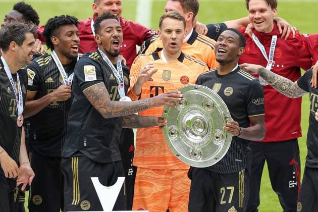 FC Bayern Muenchen vs FC Augsburg, 1 Bundesliga, 34 Spieltag, 22 05 2021 Bayern celebrate the championship, Jerome Boateng 17 FC Bayern Muenchen , Manuel Neuer 1 FC Bayern Muenchen , David Alaba 27 FC Bayern Muenchen holds the championship trophy in his hands, FC Bayern Muenchen vs FC Augsburg, 1 Bundesliga, 34 Spieltag, 22 05 2021, Foto Christian Kolbert kolbert press Pool Editorial Use ONLY DFL regulations prohibit any use of photographs as image sequences and or quasi video National and International News Agencies OUT Muenchen Allianz Arena Bayern Deutschland Poolfoto Christian Kolbert kolbert-press Pool ,EDITORIAL USE ONLY