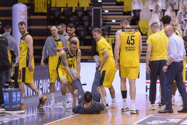 Keith HORNSBY 4 EWE Baskets Oldenburg and Jacob HOLLATZ 11 EWE Baskets Oldenburg cheer with team coach Kristijan MARIC below after the game EWE Baskets Oldenburg vs ratiopharm Ulm, Basketball, Bundesliga, 22 05 2021, Season 2020 2021, Playoffs, Quarterfinals, 2 Matchday Copyright xErikxHillmer EIBNERx EP ehr EWE Baskets Oldenburg vs ratiopharm Ulm, Basketball, Bundesliga, 22 05 2021, Season 2020 2021, Playoffs, Quarterfinals, 2 Matchday Oldenburg Copyright: xErikxHillmer EIBNERx EP_ehr