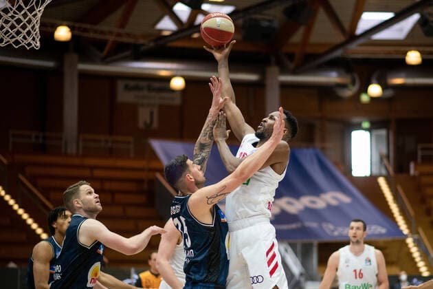 JaJuan Johnson FC Bayern Muenchen Basketball in a duel with Bogdan Radosavljevic HAKRO Merlins Crailsheim , GER, HAKRO Merlins Crailsheim vs FC Bayern Basketball, 23 05 2021, Play Off Quarterfinal Game 4, Basketball Bundesliga, Season 2020 2021 GER, HAKRO Merlins Crailsheim vs FC Bayern Basketball, 23 05 2021, Play Off Quarterfinal Game 4, Basketball Bundesliga, Season 2020 202 Crailsheim Copyright: xEibnerxPressefoto MichaelxMemmlerx EP_MMR
