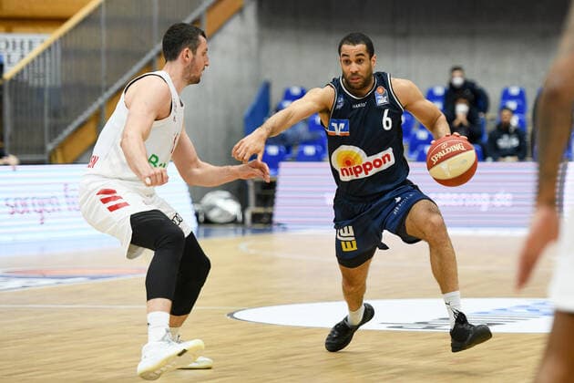 Elias Lasisi HAKRO Merlins Crailsheim in a duel with Paul Zipser FC Bayern Muenchen Basketball , GER, HAKRO Merlins Crailsheim vs FC Bayern Basketball, 23 05 2021, Play Off Quarterfinal Game 4, Basketball Bundesliga, Season 2020 2021 GER, HAKRO Merlins Crailsheim vs FC Bayern Basketball, 23 05 2021, Play Off Quarterfinal Game 4, Basketball Bundesliga, Season 2020 202 Crailsheim Copyright: xEibnerxPressefoto MichaelxMemmlerx EP_MMR