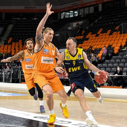 GER, BBL, Play offs, ratiopharm ulm vs EWE Baskets Oldenburg 24 05 2021, ratiopharm arena, Neu Ulm, GER, BBL, Play offs, ratiopharm ulm vs EWE Baskets Oldenburg, in the picture Karsten Tadda Oldenburg, 9 cant win against Dylan Osetkowski Ulm, 21 nordphotoxGmbHx xHafner nph00200